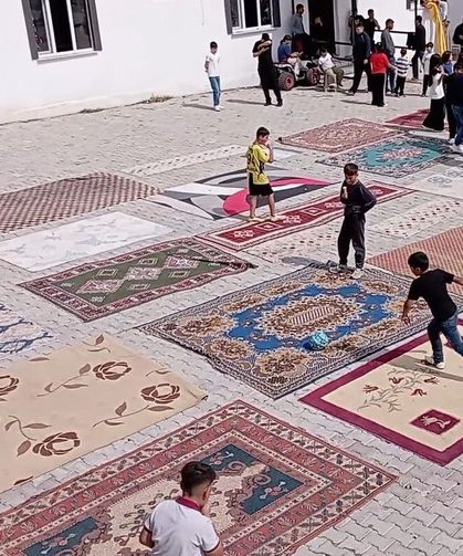 Halı sahaları olmayınca 20'den fazla halıyı yan yana serip kendi sahalarını yaptılar