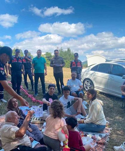 Jandarma ve akademisyenlerden piknikçilere orman yangını uyarısı