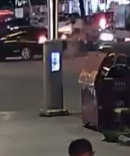 Motosiklet sürücüsü yola savruldu: Kaza anı kamerada