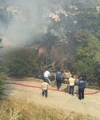 Otluk alanda çıkan yangın metruk binaya sıçradı