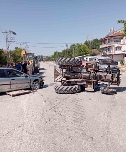 Otomobilin çarptığı traktör yan yattı