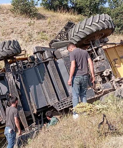 Park halindeyken hareket eden biçerdöver dereye devrildi