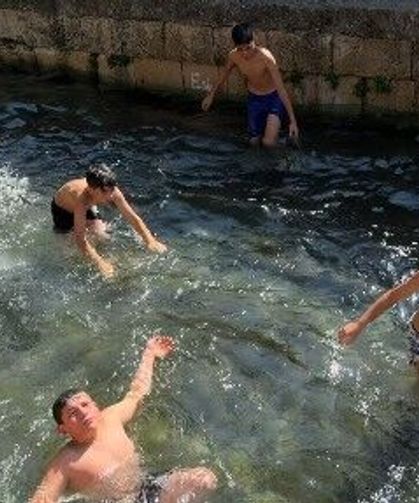 Sıcaktan bunalan çocuklar çayda yüzerek ferahladı