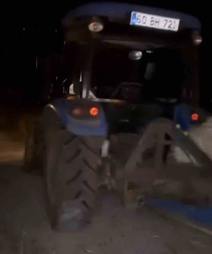 Sürücülerin kazayı fark etmesi için yola saman balyası koyarken otomobil çarptı