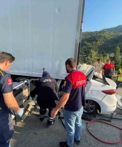 Tıra arkadan çarpan otomobilin sürücüsü hayatını kaybetti