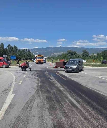 Tokat'ta traktör ile hafif ticari araç çarpıştı: 1'i ağır 5 yaralı
