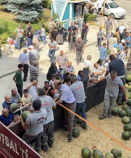 Uşûr olarak 20 ton karpuz dağıttı