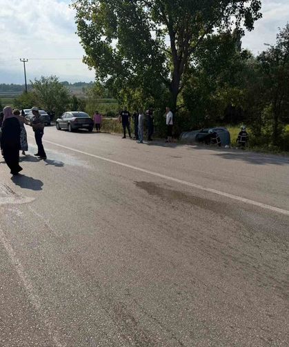 Yoldan çıkan otomobil ağaçlık alanda yan yattı
