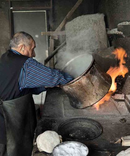 70 yıldır aynı ocağın başında kalay yaparak mesleği yaşatmaya çalışıyor