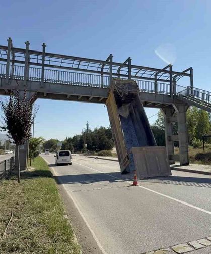 Damperi açık kalan tır üst geçide çarptı: Sürücü yaralandı