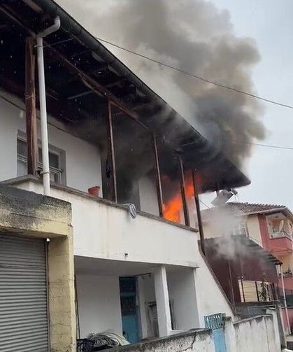 Erbaa'da iki katlı evde çıkan yangında ev kullanılamaz hale geldi