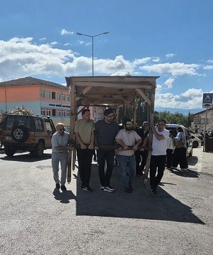 Öğretmenler kamelyayı, yıkılacak okulun bahçesinden yeni okulun bahçesine elleriyle taşıdı