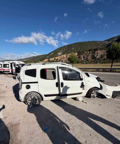 Tokat'ta hafif ticari araç takla attı: 2'si ağır 4 yaralı