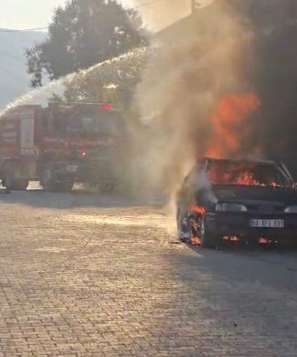 Yanan otomobilin alevleri balkondaki çamaşırları tutuşturdu