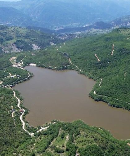 Yıllar sonra tam doluluğa ulaşan Artova Barajı vatandaşların uğrak noktası oldu