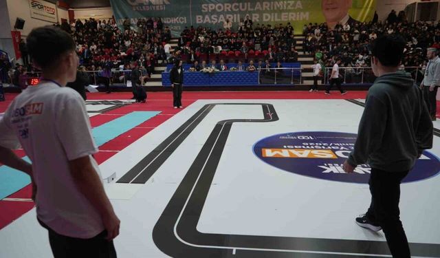Samsun’da öğrenciler tasarladıkları robotlarla yarıştı