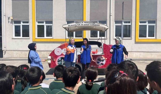 Bilim karavanında deney yaptılar