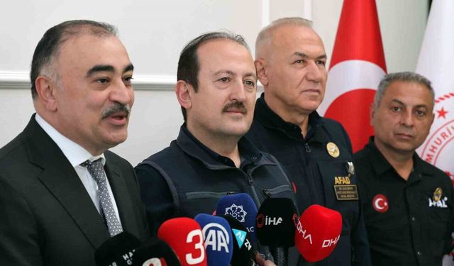 Azerbaycan’ın Ankara Büyükelçisi Mamadov, AFAD personeline işbirliği rozeti takdim etti