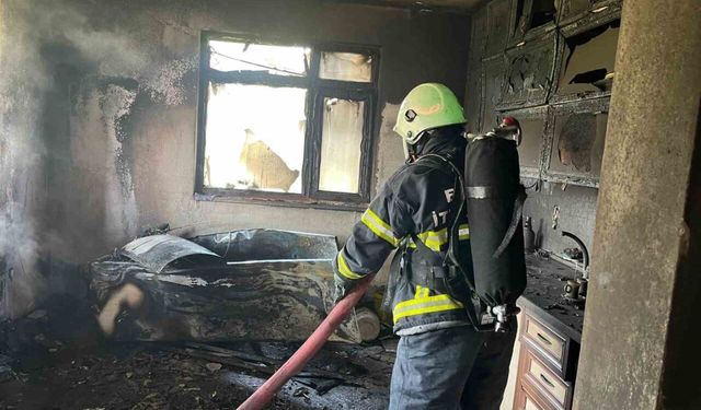 Balkonda başlayan yangın mutfağı kül etti