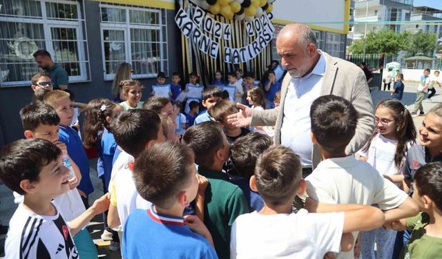 Başkan Sandıkçı, öğrencilerin karne heyecanına ortak oldu