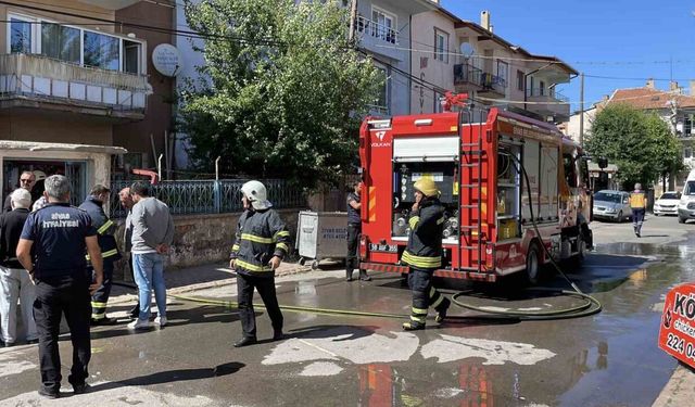 Bodrum katta çıkan yangın paniğe neden oldu, 5 kişi dumandan etkilendi