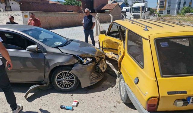 Çorum’da iki otomobil çarpıştı: 3 yaralı