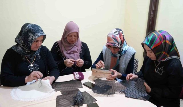 Eski köy okulunda açılan kurs kadınlara umut oldu: Hem öğreniyorlar hem para kazanıyorlar