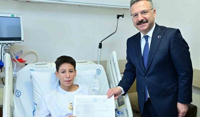 Hastanede tedavi gören öğrencilere karnelerini Vali Aksoy dağıttı