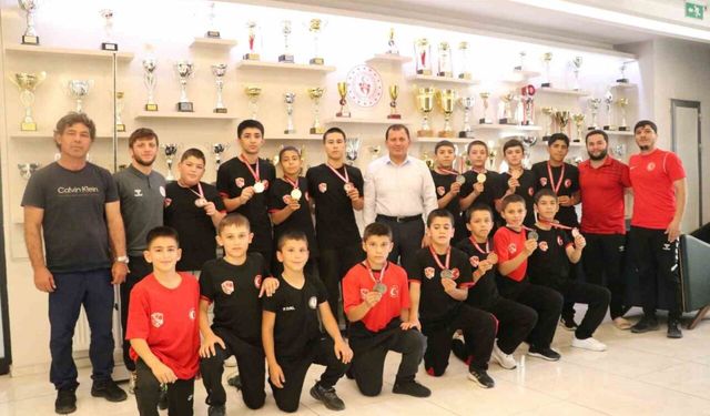 Kayserili minik güreşçilerden 11 madalya