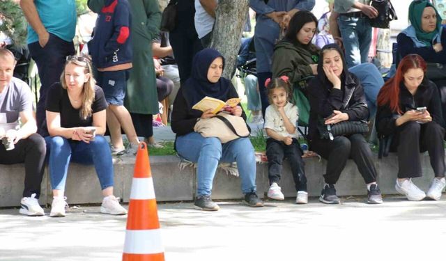 Öğrenciler sınfta ter döktü veliler dışarıda dua etti