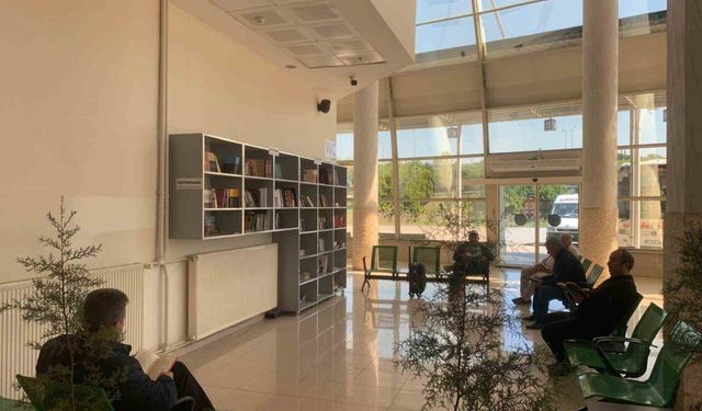 Ordu’da otobüs bekleyenler, kitap okuyarak vakit geçiriyor