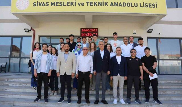 STSO Başkanı Özdemir, öğrencilerin karne heyecanına ortak oldu