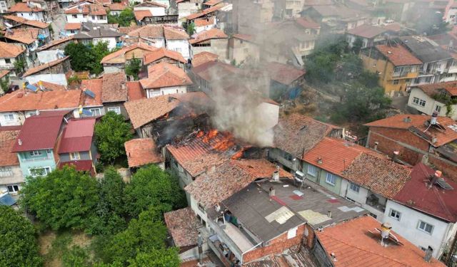 Tokat’ta yanan ev havadan görüntülendi