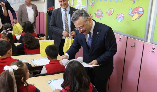 Vali Aksoy, öğrencilerin karne sevincine ortak oldu