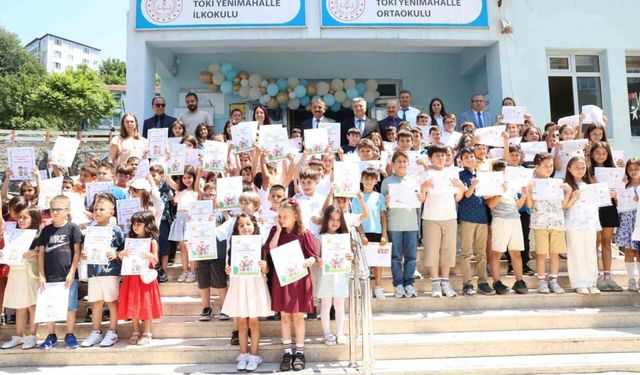 Vali Hacıbektaşoğlu öğrencilere karnelerini verdi