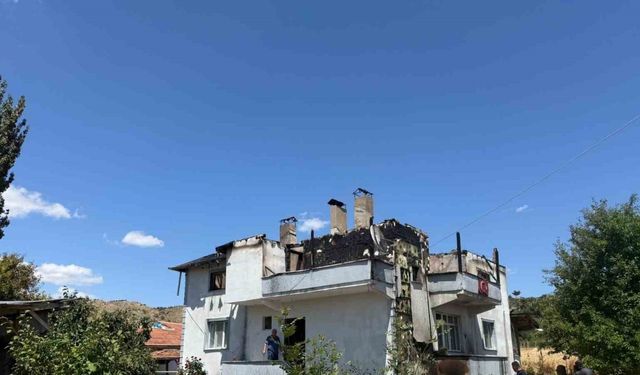 Alevlere teslim olan ev kullanılmaz hale geldi