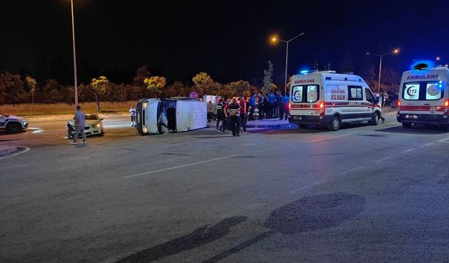 Otomobille çarpışan minibüs yan yattı: 9 yaralı