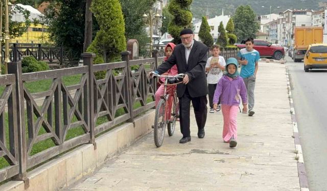 Tokat’ta 80’lik dede torunlarını Kur’an öğrensin diye her gün bisikletiyle camiye götürüyor