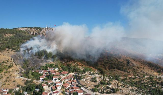 Tokat’ta Gıjgıj tepesinde başlayan yangın ağaçlık alana sıçradı