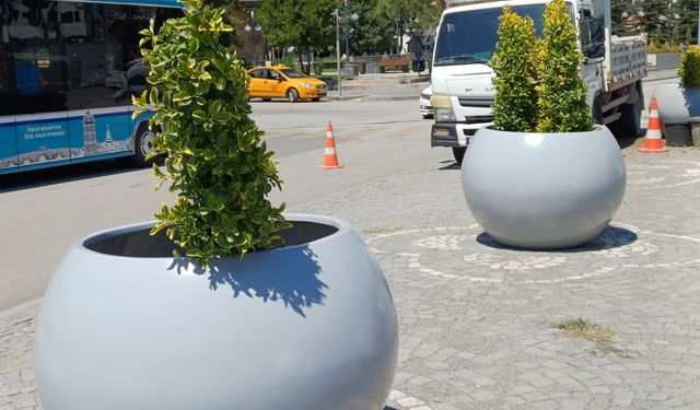 Tokat Belediyesi, Cumhuriyet Meydanı'ndaki kaldırım saksılarını değiştiriyor