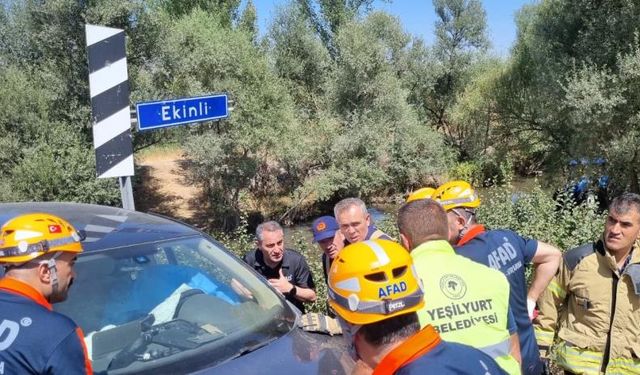 Yeşilyurt'ta otomobil bariyerlere çarptı: 1 ölü, 2 yaralı