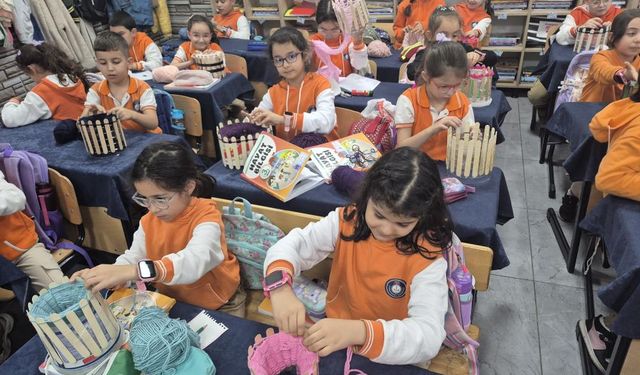 Tokat'ta Öğrenciler Gazze'deki Çocuklara Yardım İçin Atkı ve Bere Örüyor