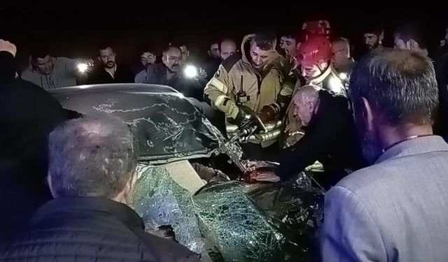 Tırın dorsesine çarpan otomobil hurda yığınına döndü