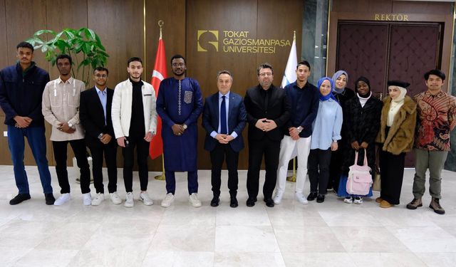 YTB Bursiyerleri Rektör Prof. Dr. Fatih Yılmaz’ı Ziyaret Etti