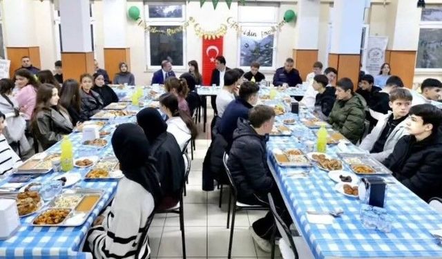 Vali Köklü, Lise Öğrencileriyle İftarda Bir Araya Geldi