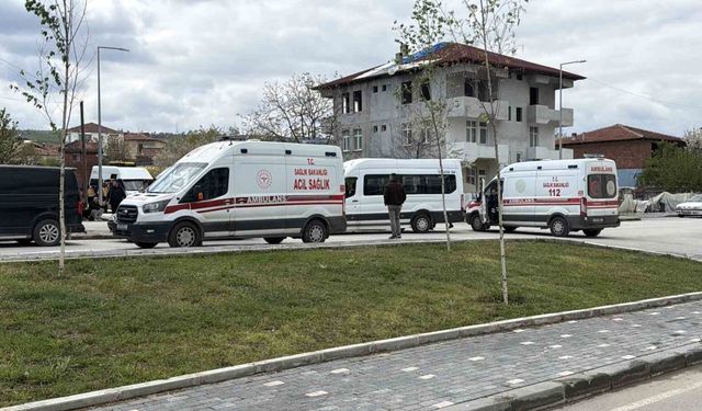 Erbaa'da öğrenci servisi ile otomobil çarpıştı: 10 öğrenci yaralandı