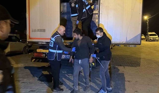 Hurma ve fıstık yağı yüklü tırda 18 kaçak göçmen yakalandı