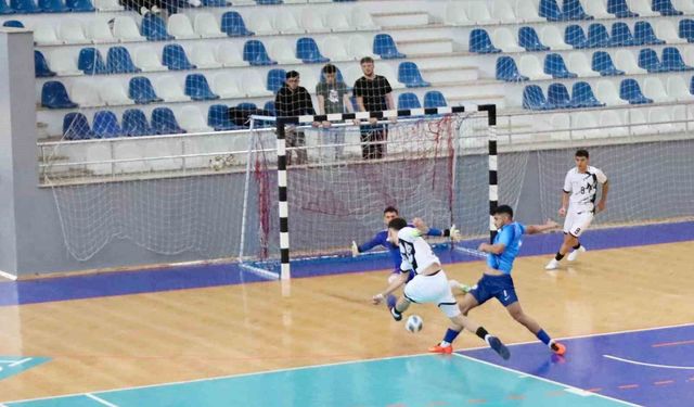 Üniversite takımları Tokat'ta salon futbolunda ter döktü