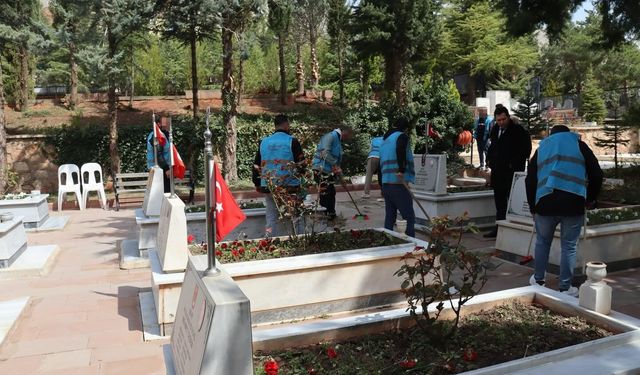 Yükümlülerden şehitliğe örnek davranış