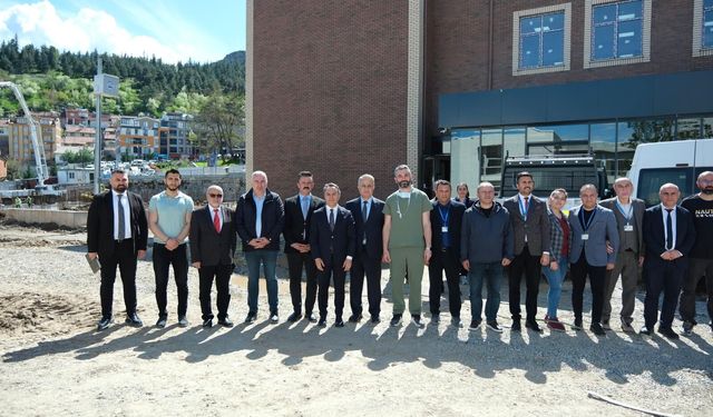 Rektör Yılmaz, Yeni Acil Binası İnşaatında İncelemelerde Bulundu